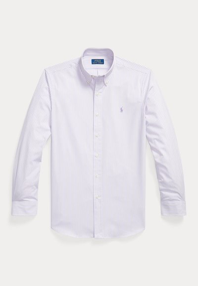 Biela košeľa s dlhým rukávom a zapínaním na gombíky, tenkými levanduľovými vertikálnymi pruhmi, špicatým golierom a malým vyšívaným logom na hrudi.