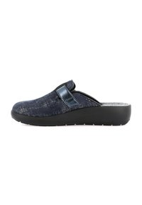 Zoccoli slip-on blu navy con tomaia in tessuto testurizzato, cinturino lucido e suola nera imbottita. Tacco leggermente elevato.