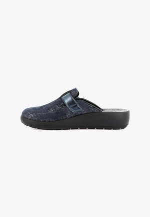 Zoccoli slip-on blu navy con tomaia in tessuto testurizzato, cinturino lucido e suola nera imbottita. Tacco leggermente elevato.
