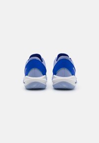 Blauwe sportieve schoenen met een lichtgewicht ontwerp, voorzien van een gladde stoffen bovenzijde, een gepolsterde tussenzool en een getextureerde rubberen buitenzool.