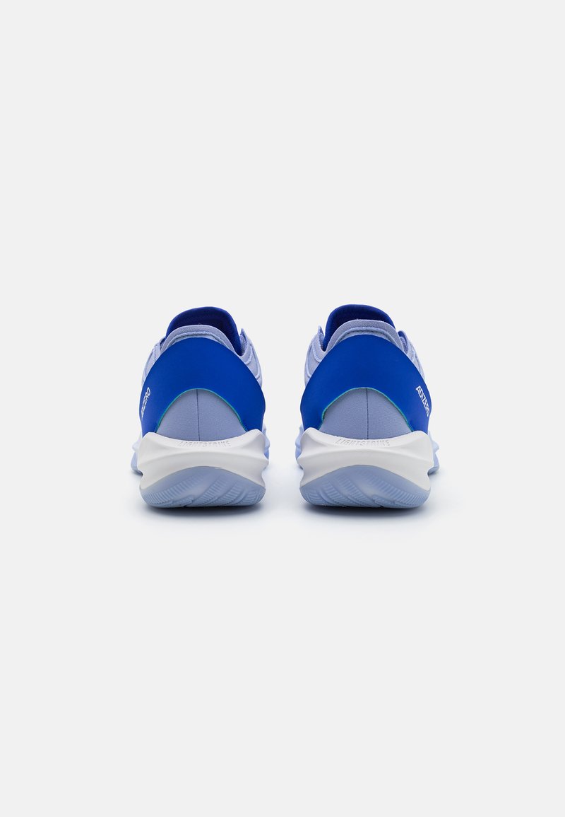 Scarpe da ginnastica blu con un design leggero, dotate di una tomaia in tessuto liscio, intersuola ammortizzata e suola in gomma testurizzata.