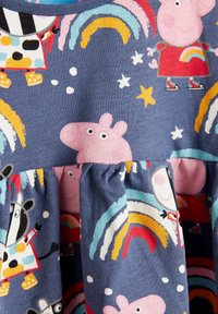 Blaues Baumwollkleid mit bunten Cartoon-Tieren und Regenbögen in verschiedenen Farbtönen, mit gewelltem Saum und leuchtenden Sternakzenten.
