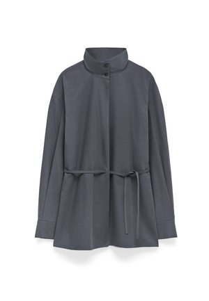 Donkergrijze langemouwenjas met hoge kraag, twee knopen en een strikceintuur in de taille, weergegeven op een witte achtergrond.