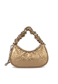 Borsa a mano dorata metallica con manico arricciato, forma curva e finitura testurizzata. Presenta una chiusura con zip e accenti in hardware argentato.