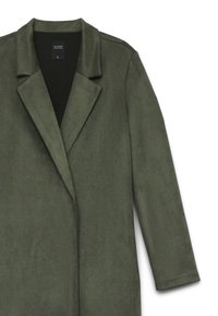 Blazer doppiopetto verde oliva in tessuto morbido. Presenta un colletto a scolla e maniche lunghe con una superficie liscia. Etichetta della taglia visibile all'interno.