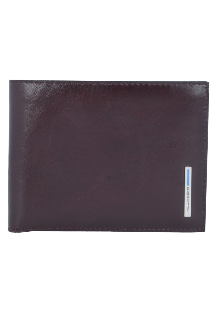 Portafoglio in pelle marrone con una texture liscia, design pieghevole a due ante e un logo blu in accentatura nell'angolo in basso a destra.