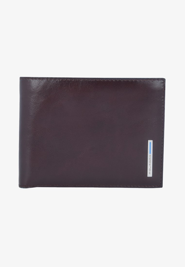 Portafoglio in pelle marrone con una texture liscia, design pieghevole a due ante e un logo blu in accentatura nell'angolo in basso a destra.