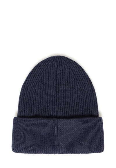 Jūras spēku adīta cepure ar ribotu tekstūru, ar plašu apgriezumu un noapaļotu augšpusi, izgatavota no mīksta, elastīga materiāla.