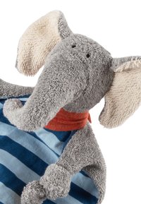 Morbido peluche elefante grigio con grandi orecchie color crema, occhi neri, sciarpa rossa e maglietta a righe blu su sfondo bianco.