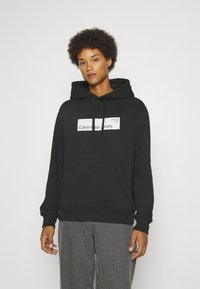 Calvin Klein Jeans HYPER REAL BOX LOGO GENDERLESS UNISEX - Jersey con capucha - black