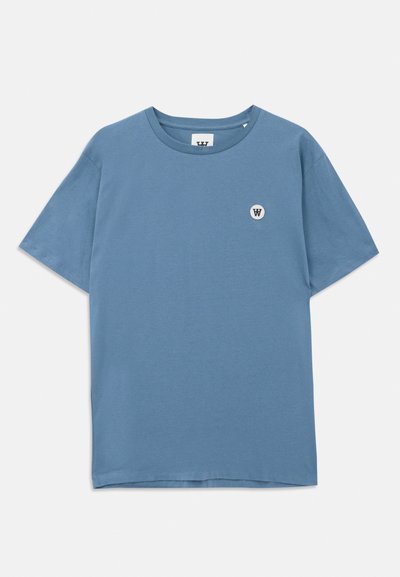 Blaues Baumwoll-T-Shirt mit Rundhalsausschnitt, kurzen Ärmeln und einem kleinen runden Logo mit einem "W" auf der linken Brust. 