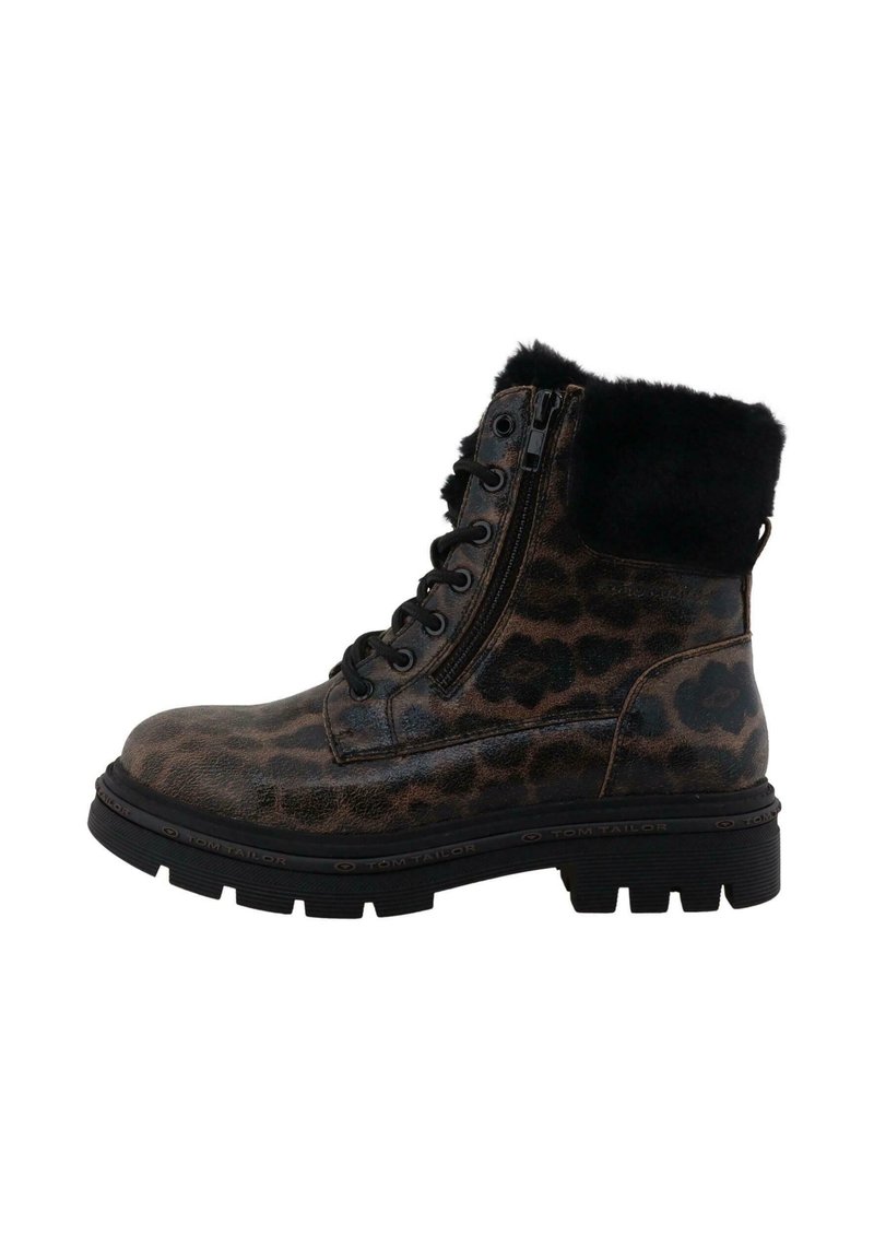 Luipaardprint enkelboots van synthetisch materiaal; voorzien van een zwarte nepbont kraag, vetersluiting aan de voorkant en een chunky zwarte zool met ribbels.