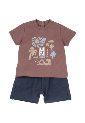 Strój dla malucha z brązowym t-shirtem z grafiką przedstawiającą słońce, palmy, chmury i fale, w połączeniu z teksturowanymi granatowymi szortami z przednimi kieszeniami.