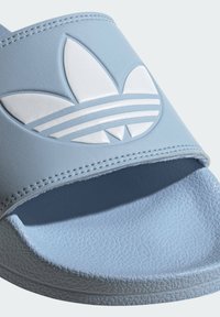 adidas Originals ADILETTE LITE - Chinelos de piscina - blue