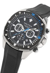 Orologio Nautica con quadrante rotondo nero, cassa in acciaio inossidabile argentato, dettagli blu e bianchi, cinturino in gomma nera e funzionalità cronografo.