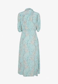 Vaatetuote, joka on valmistettu kevyestä sinisestä kankaasta ja jossa on kasvitieteellinen lehvällekuvio, varustettuna kauluksettomalla kaula-aukolla ja kolmanneksen mittaisilla hihoilla.