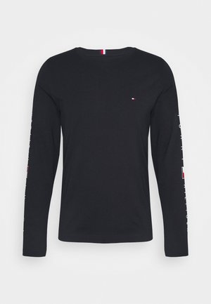 Schwarzes Langarm-T-Shirt aus Baumwolle, mit rundem Ausschnitt, Logo auf der Brust und weißem Text entlang des linken Ärmels.