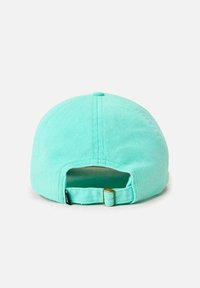 Gorra de algodón color turquesa con visera curvada, correa ajustable en la parte posterior y una textura suave. Detalles de costura visibles cerca de la corona.