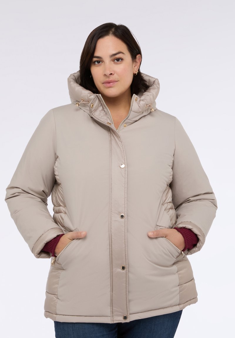 Krémová péřová bunda s kapucí, se zapínáním na zip, velkými bočními kapsami a zlatými kovovými detaily. Texturovaný, prošívaný design.