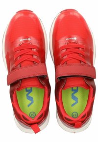 Scarpe da atletica rosse con tomaia liscia e lucida, dotate di una chiusura a strap e lacci, e un sottopiede verde brillante. Suola in gomma bianca.