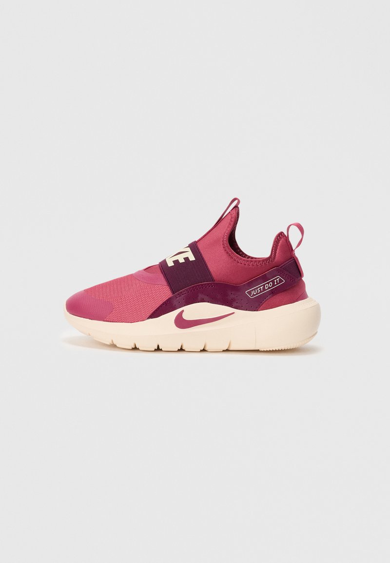Maroon ja roosa slip-on tennar, millel on beež põhi, elastne riba ülevalt, tõmbevahed ning "Just Do It" logo kontsapaneelil.