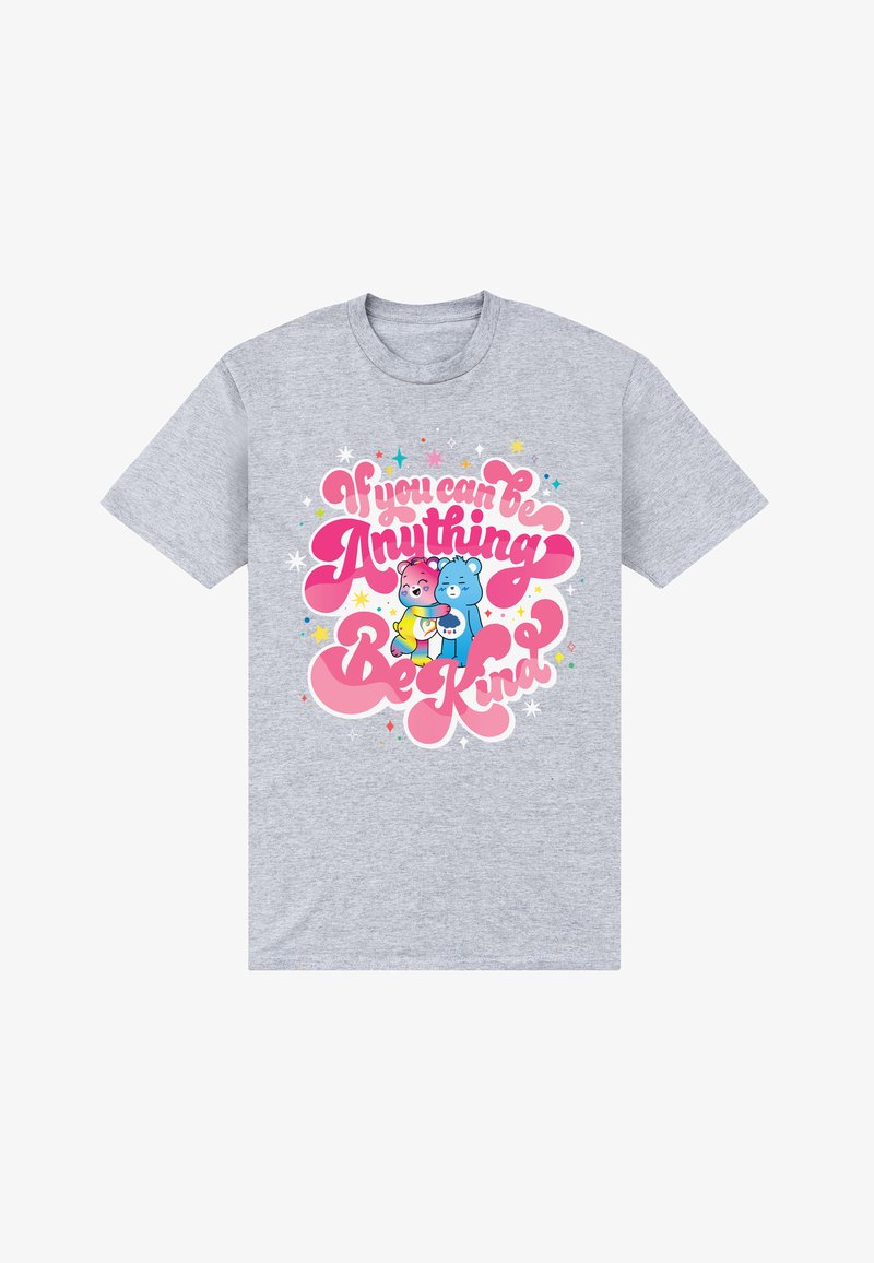 T-shirt gris avec le texte coloré "Si tu peux être quoi que ce soit, sois gentil" et deux ours dessinés en train de s'enlacer, entourés d'étoiles et d'étincelles.