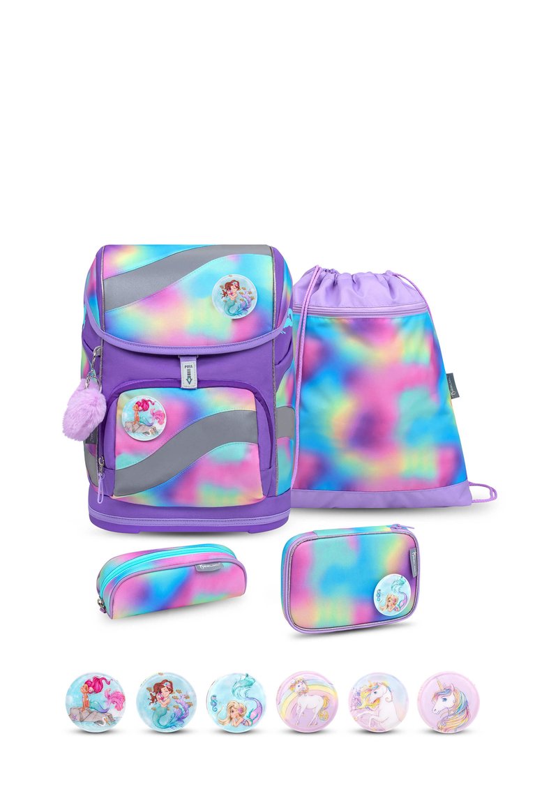 Rucksacksatz in schimmerndem Lila mit hellblauen und rosa Designs. Enthält einen Rucksack, einen Beutel mit Kordelzug, ein Federmäppchen und Zubehör.