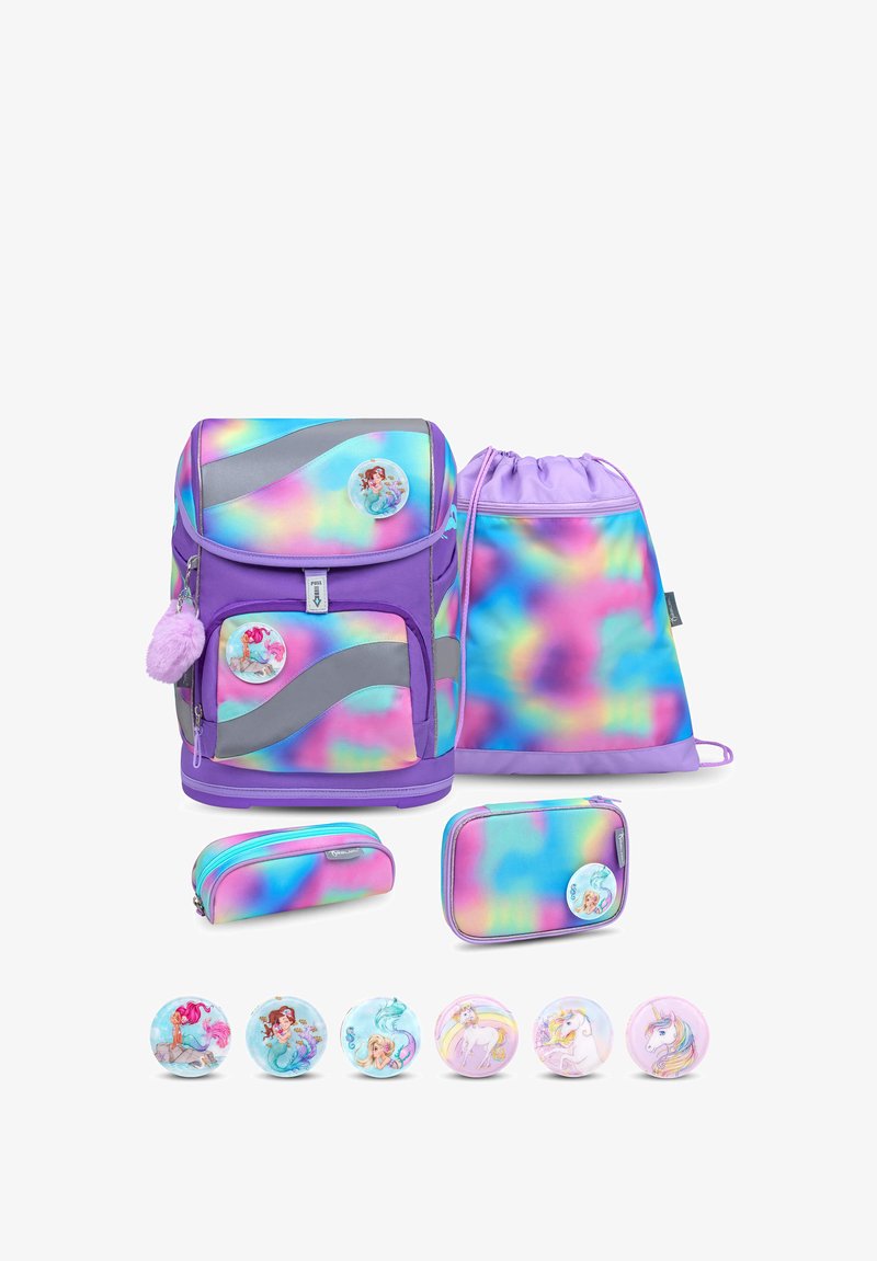 Rucksacksatz in schimmerndem Lila mit hellblauen und rosa Designs. Enthält einen Rucksack, einen Beutel mit Kordelzug, ein Federmäppchen und Zubehör.