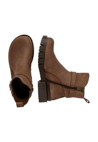 Botas de tobillo marrones hechas de cuero sintético texturizado. Cuentan con una cremallera lateral, detalles cosidos y una suela de goma resistente y con estrías.
