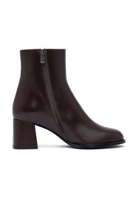 Brown leather ankle boot with a rounded toe, mid-height block heel, and lateral zipper detail. Smooth texture and sleek design.