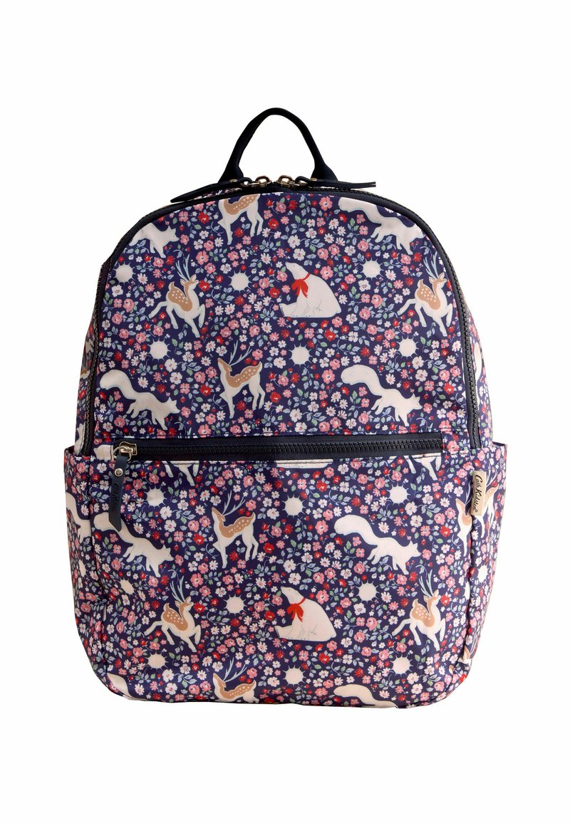 Mochila con un patrón floral en tonos azul marino que presenta ciervos, zorros y conejos. Está hecha de tela y cuenta con un bolsillo frontal con cremallera y un asa en la parte superior.