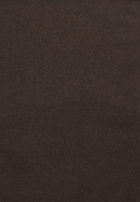 Brązowy materiał z miękką, teksturowaną powierzchnią. Tworzywo wydaje się gęste i jednorodne, odpowiednie do różnych zastosowań. Brak widocznych wzorów lub akcentów.