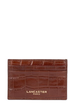 Porte-cartes en cuir à effet crocodile marron, doté de plusieurs fentes et d'un logo doré embossé à l'avant. Design compact et rectangulaire.