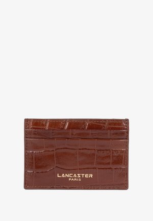 Brauner Krokodilprägung Leder-Kartenhalter mit mehreren Fächern und einem goldgeprägten Logo auf der Vorderseite. Kompaktes und rechteckiges Design.