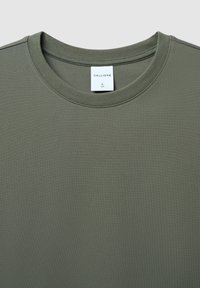 T-shirt in cotone verde oliva con scollatura a girocollo e maniche corte. Tessuto liscio con un'etichetta che indica la taglia L e il nome del marchio "CALLIOPE."