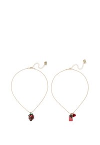 Två halsband i guldton med ett jordgubbsberlock och en chokladkaka med ett rosberlock. Kedjelänkarna är små och delikata.