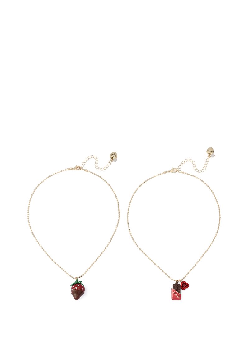 Två halsband i guldton med ett jordgubbsberlock och en chokladkaka med ett rosberlock. Kedjelänkarna är små och delikata.