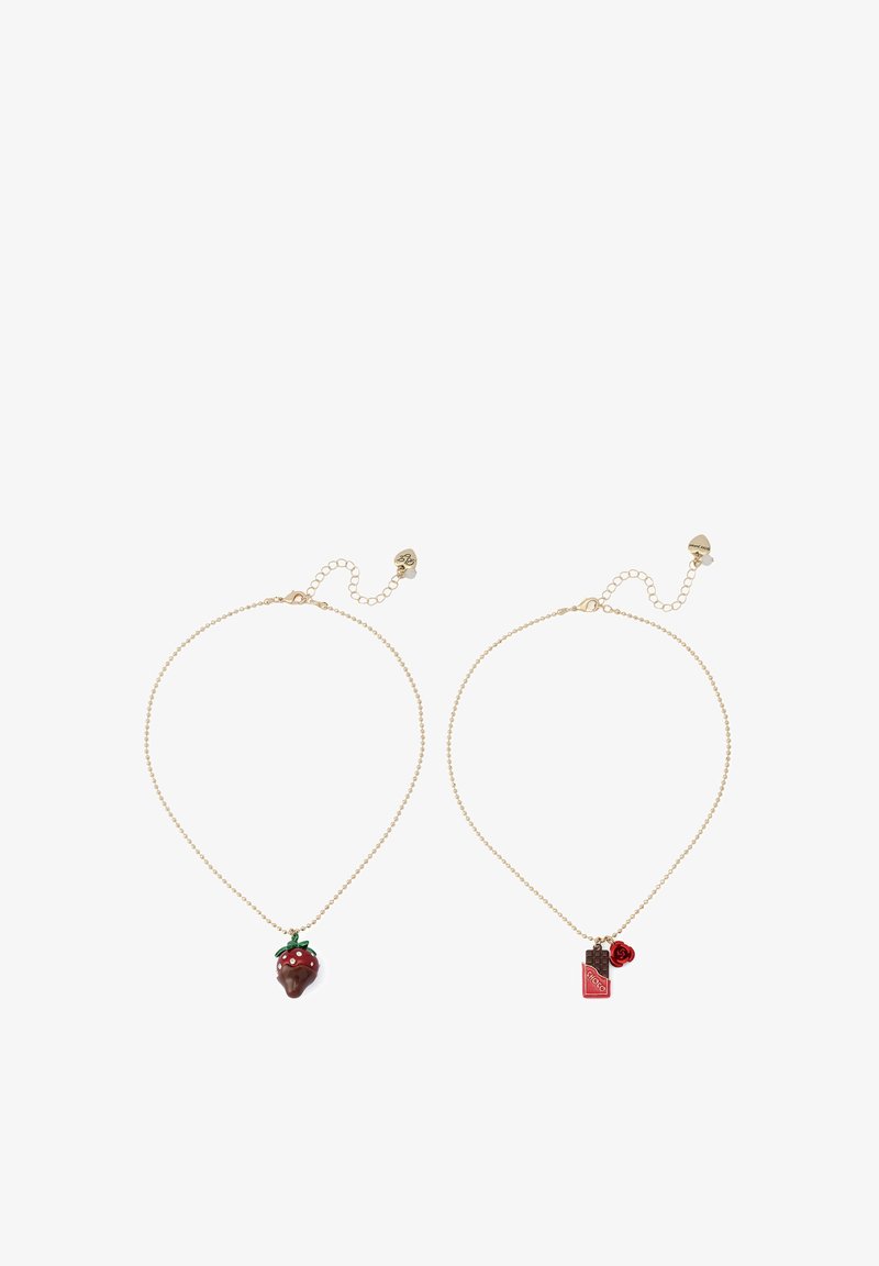 Deux colliers ton or avec un pendentif fraise et une barre de chocolat ornée d'un pendentif rose. Les maillons de la chaîne sont petits et délicats.