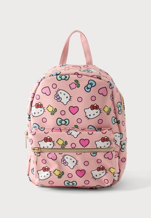 Sac à dos rose avec des visages Hello Kitty, des nœuds rouges, des cœurs, des fleurs et des nœuds bleus, avec une poche devant zippée et une poignée supérieure.