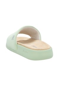 Sandale verte à semelle intérieure douce et rembourrée, design à bout ouvert et finition mate lisse. Présente un logo discret sur le côté.