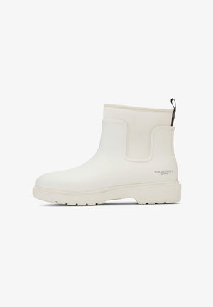 Lage, gebroken-witte rubberen regenlaars met stoffen enkelsok, een aantrekkoordje bij de hiel en het logo "ILSE JACOBSEN" aan de zijkant.