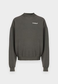 Tamsiai pilkas džemperis su aukštu kaklu, su įsiūtomis rankogaliais ir apvadu. Būdingas mažas baltas logotipas ant krūtinės. Minkšta medvilnės medžiaga, laisvas pjūvis.