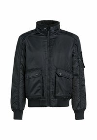 Czarna kurtka bomberka z zamkiem błyskawicznym z przodu, kieszeniami z klapami zapinanymi na guziki, ściągaczami przy mankietach i u dołu oraz stójką wyłożoną fleecem.