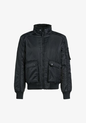 Czarna kurtka bomberka z zamkiem błyskawicznym z przodu, kieszeniami z klapami zapinanymi na guziki, ściągaczami przy mankietach i u dołu oraz stójką wyłożoną fleecem.