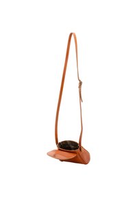 Borsa a tracolla in pelle marrone con una lunga tracolla, forma triangolare, chiusura a patta e fodera interna a quadretti.