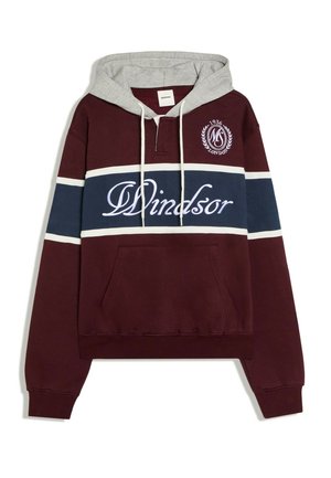 Bordeauxrode hoodie met grijze capuchon, witte koorden, blauwe en witte horizontale strepen, "Windsor" tekst en een rond Londens 1936-logo op de borst.