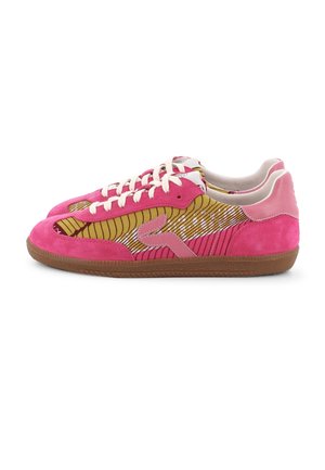 Paire de baskets basses avec des empiècements en daim rose, des lacets blancs, des côtés en tissu jaune à motifs, et des semelles en caoutchouc marron sur fond blanc.