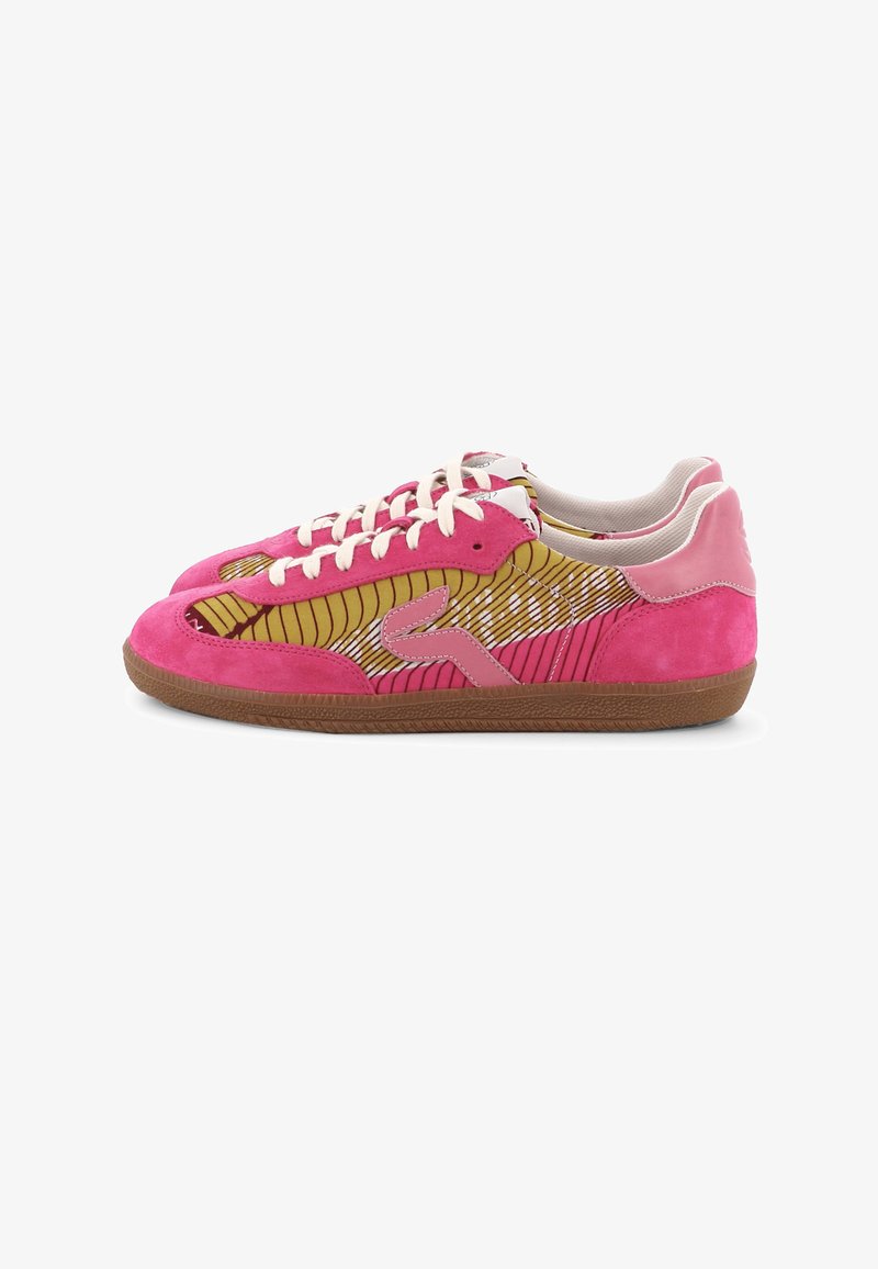 Paire de baskets basses avec des empiècements en daim rose, des lacets blancs, des côtés en tissu jaune à motifs, et des semelles en caoutchouc marron sur fond blanc.