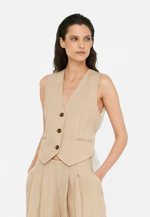 Gilet beige senza maniche con scollatura a V profonda, tre bottoni frontali e due tasche laterali. Tessuto liscio con una sottile texture. Design minimalista.