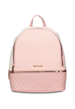 Petit sac à dos rose avec tissu à motifs, fermetures éclair dorées et poignée supérieure, vue de face sur fond blanc.